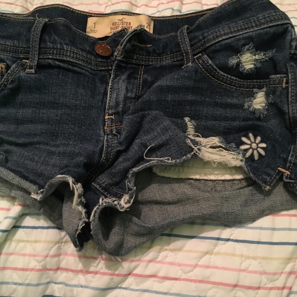Medium wash denim daisy hollister shorts